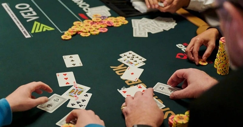 Cách xử lý Rác trong Poker: Từ việc úp bài thắng đến việc Bluff