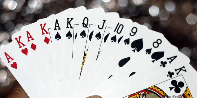 Khám phá hơn 7 phương pháp hiệu quả để đọc bài của đối thủ trong trò poker.