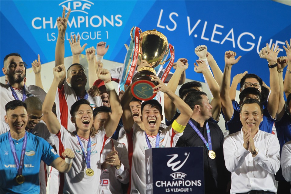 Khoảnh khắc Viettel nâng cao chiếc cúp vô địch V.League 2020