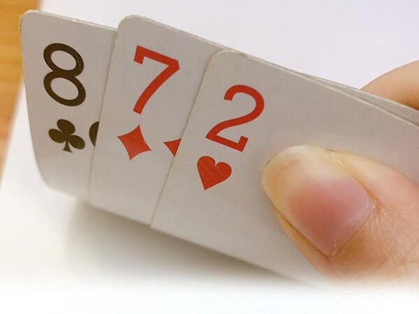 Thế nào là thế đứng bẩn trong Blackjack? 16, 17 Bạn nên dừng hay rút bài?