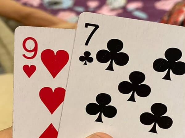 Thế nào là thế đứng bẩn trong Blackjack? 16, 17 Bạn nên dừng hay rút bài?
